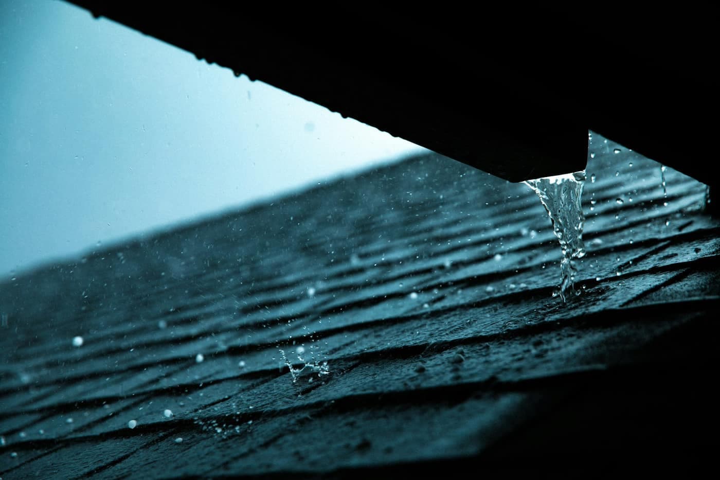 Капли воды на краю кровли